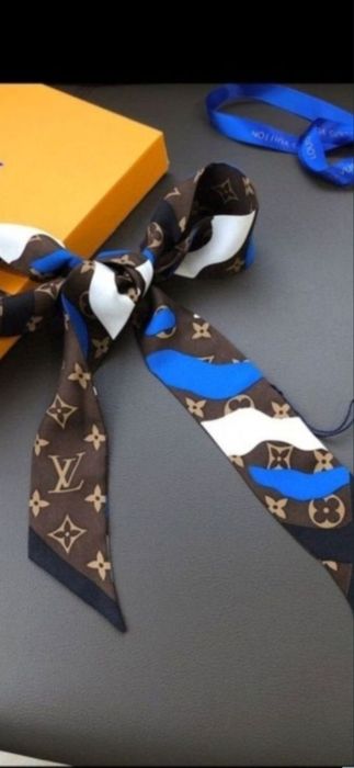 Esarfă Chanel, Louis Vuitton, model 2026