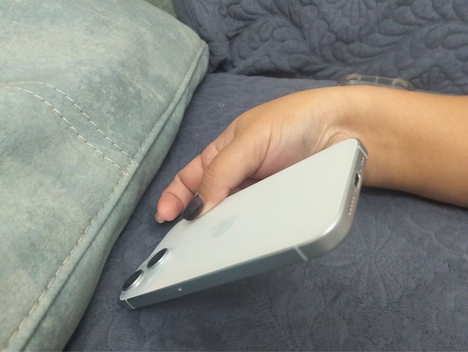 Продается почти новый iPhone 15