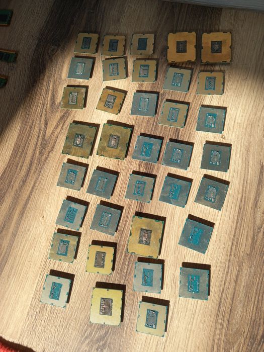 PROCESOARE INTEL de la prima generatie la a 9 a si xeon