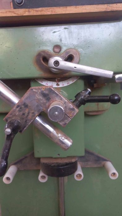 машина за пробиване на отвори за брави, и дръжки.