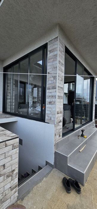 Balcoane închise cu uși glisante din aluminiu, sticlă securizată