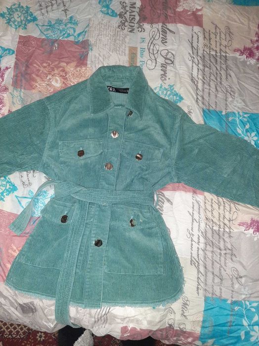 Пролетно късо сако с колан Zara