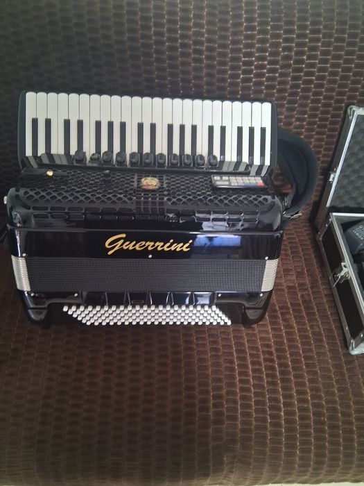 Vând acordeon Guerrini cu midii ,acordeon personal