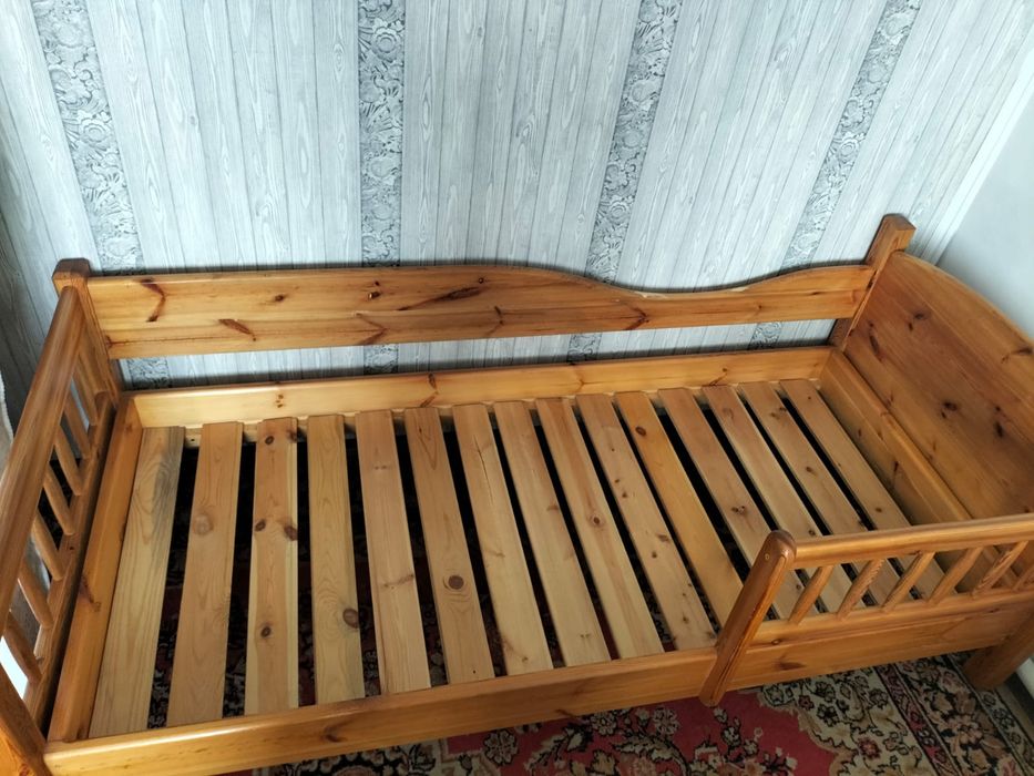 Төсек ағаштан жасалған,  матрасымен