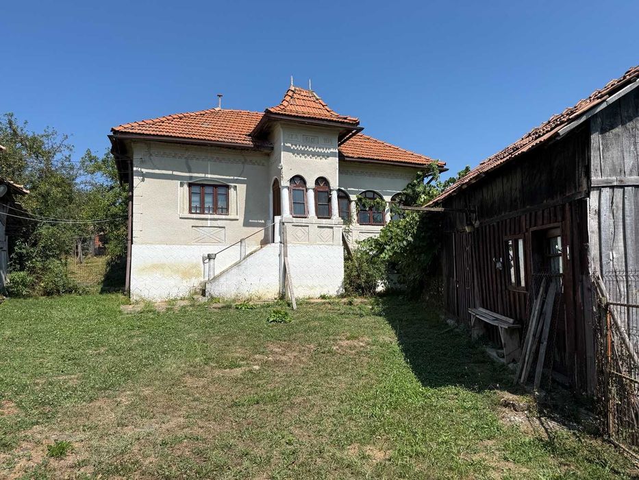 Casă tradițională cu teren generos și livadă – ideală pentru renovare