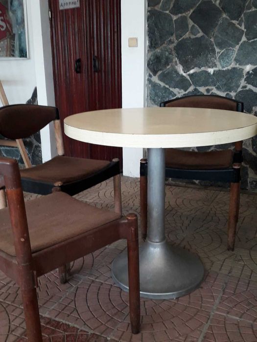 Дървени маси с метална основа - 2 бр.