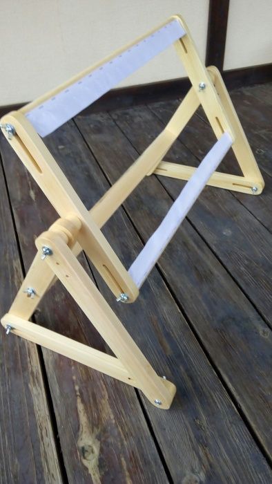 Диванный станок для вышивания крестиком.