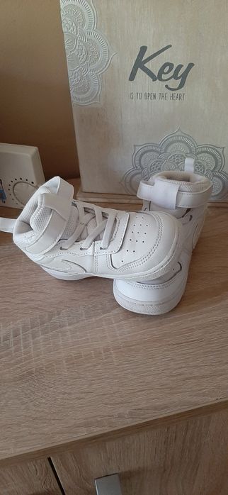 Sneakers nike din piele mărimea 25. Impecabili