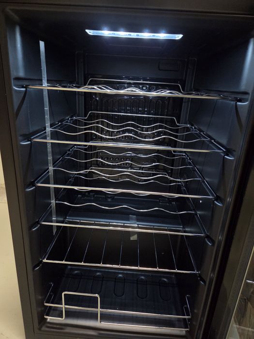 Чисто нова Винна хладилна витрина Taurus Chanson 18 / Chanson 24