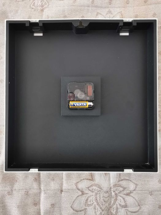 Продавам стенен часовник с картини, подходящ за дома или офиса