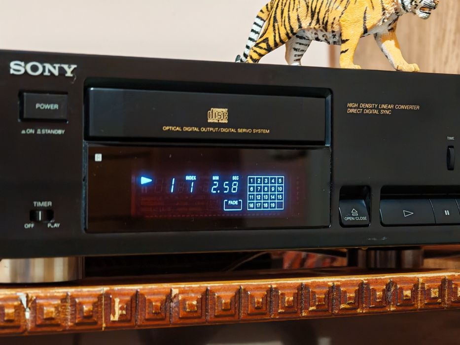 Sony CDP-711. O piesă de top. Date tehnice mari. Ca nou ! Preț fix !