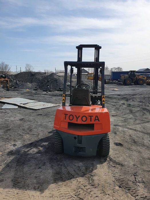 Вилочный погрузчик (кара)