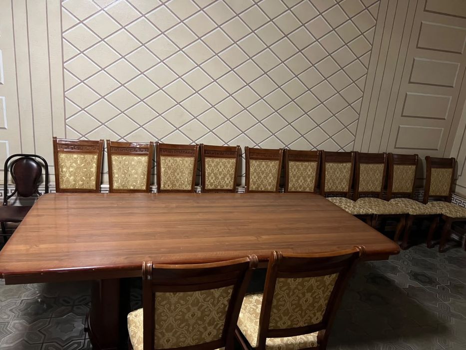 Продается стол из 12 стульев
