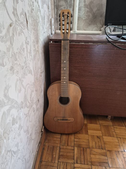 Продам гитару без настроек