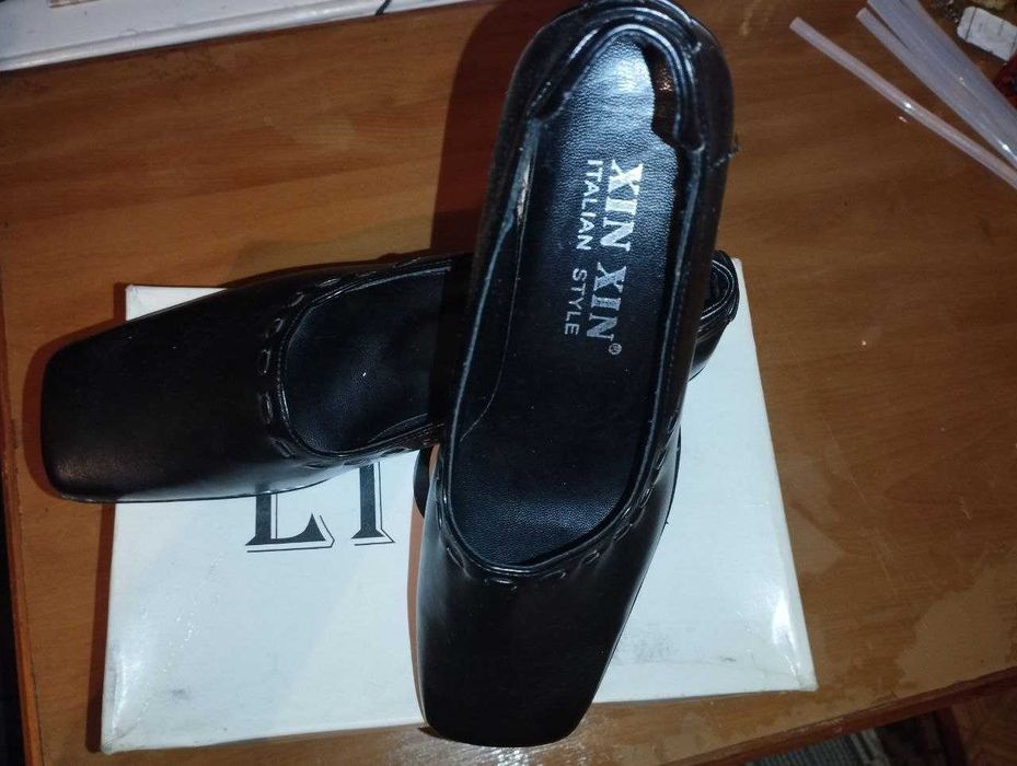 Кроссовки и туфли для девушек