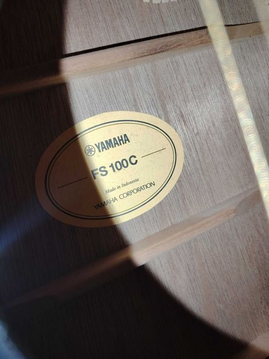 Продаётся акустическая гитара Yamaha FS100C с чехлом в комплекте