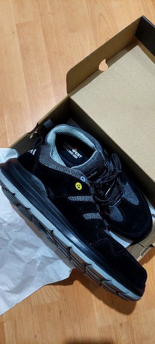 Pantofi cu protecție metalica, piele intoarsa