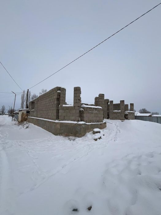 Дом находиться продажу с участком