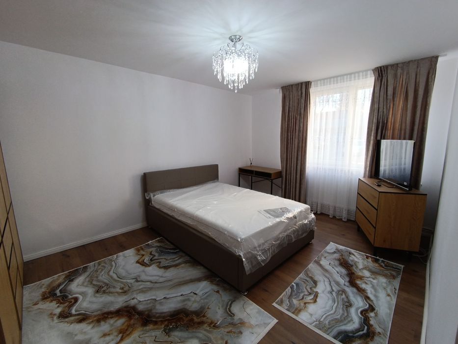 Închiriez apartament cu o cameră zona Precista Mall