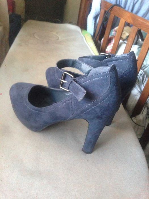 Продавам дамски боти и обувки