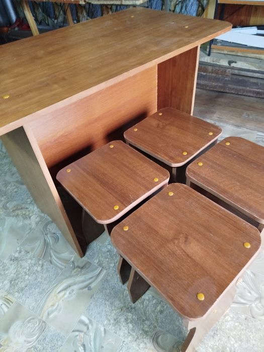 Четыре стула и стол