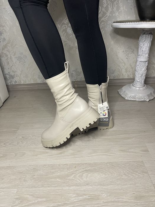 Ghete noi, cu eticheta, Pull&Bear