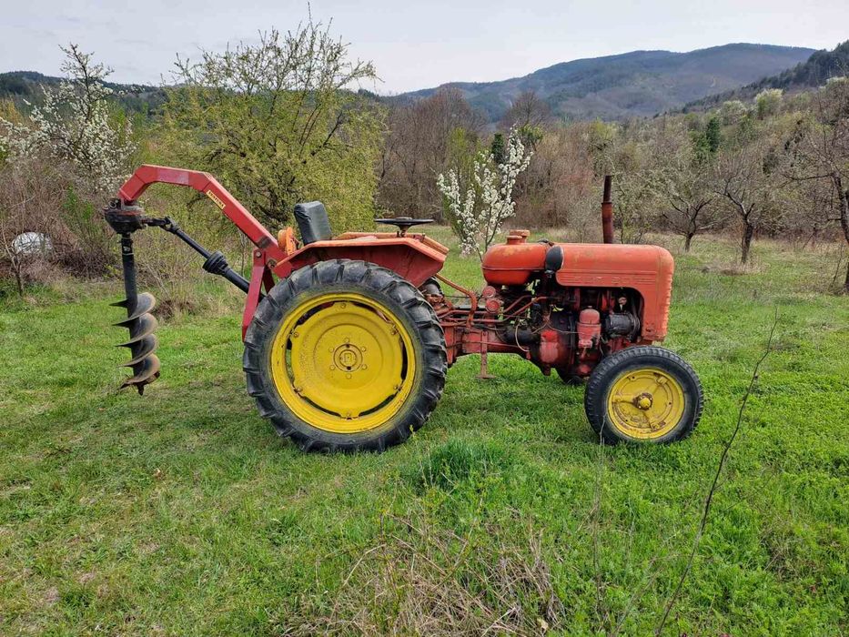 Трактор с Ямокопател