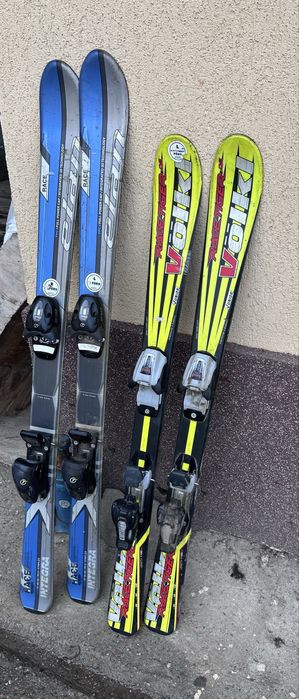 Vand două perechi de schiuri