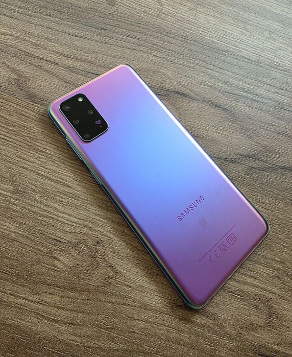 Смартфон Galaxy S20+ 
созданным при участии группы BTS