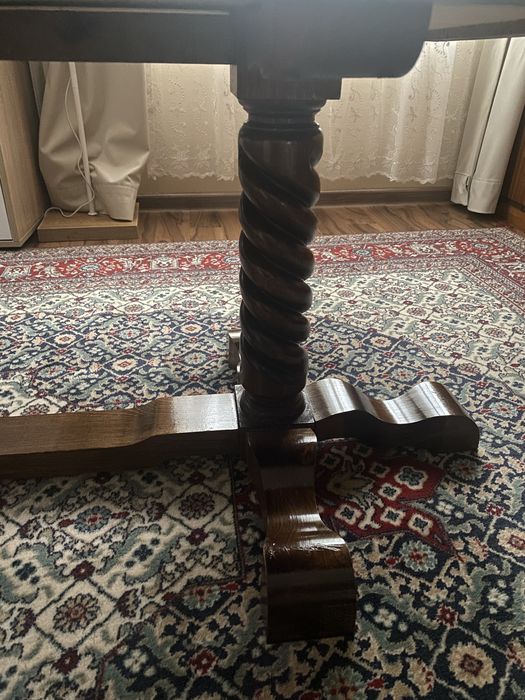 Резбована холна маса