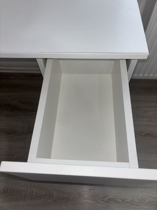 Birou alb pe colt in stare perfecta