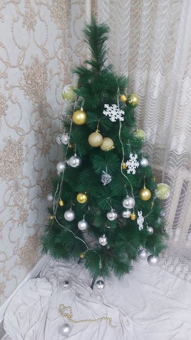 Ёлочка 150см, очень красивая, пышная
