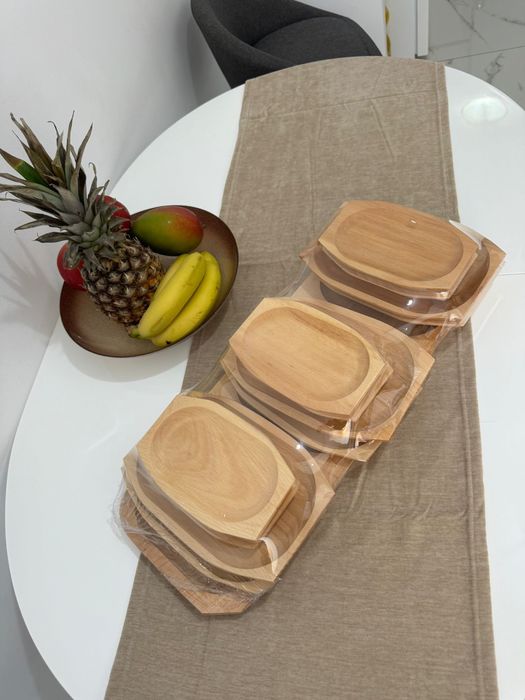 Set platou si 12 farfurii din lemn de fag