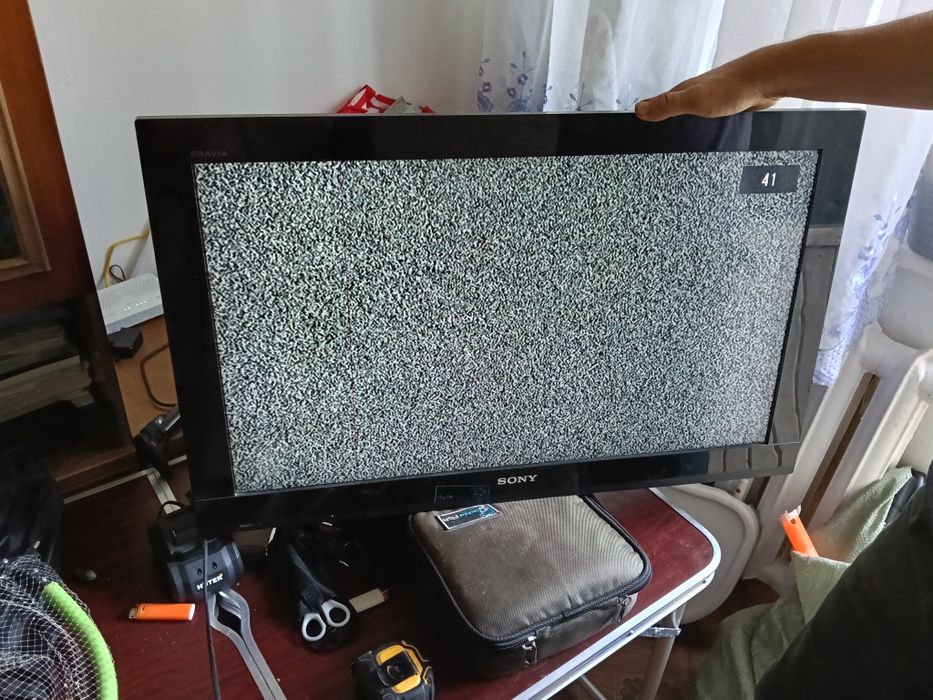 Телевизор Sony с кронштейном