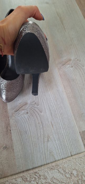 Дамски обувки на висок ток