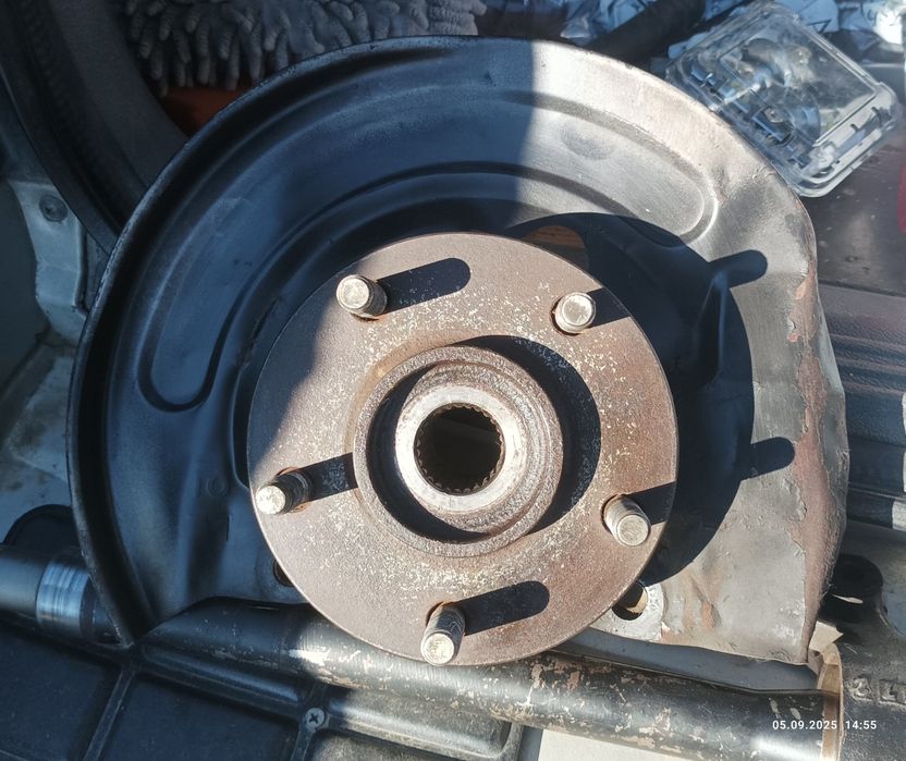 Передняя левая ступица