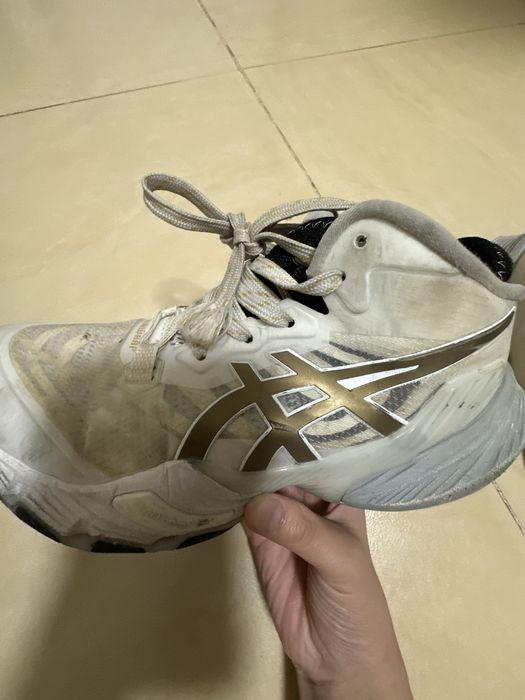 Продам кроссовки волейбольные Asics