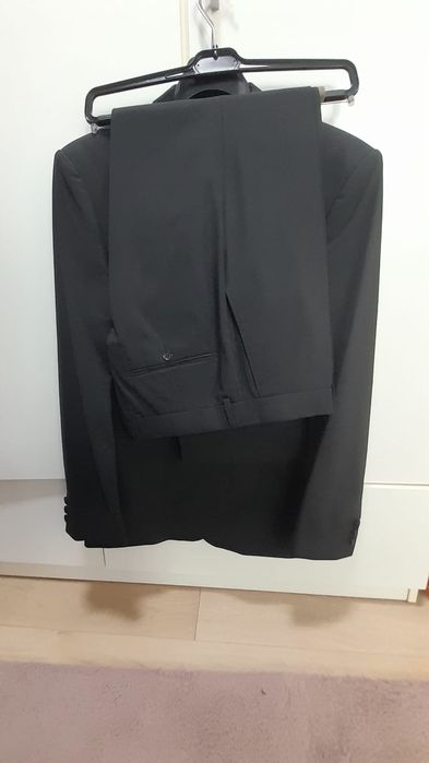 Vând costum negru Seroussi, mărimea 52