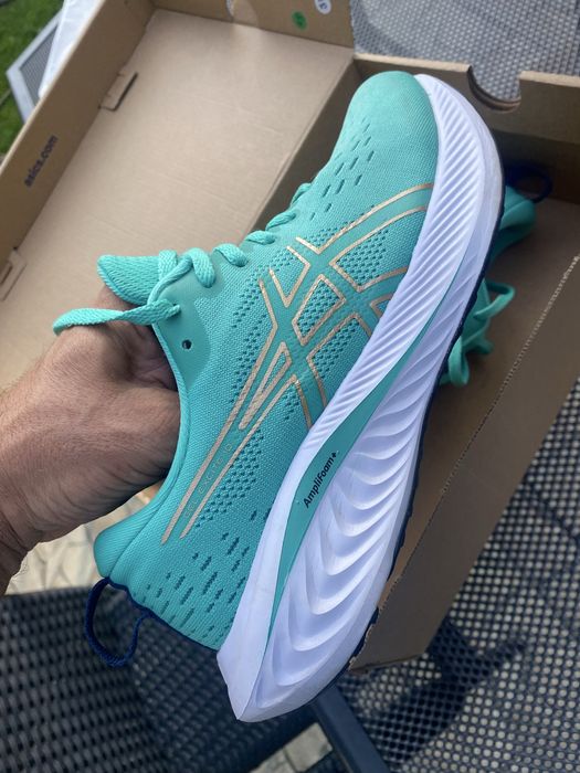 маратонки Asics номера 37,5 и 38см ,стелки 23,5см и 24см,като нови