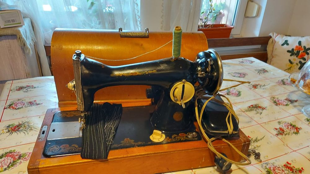 Vand mașina de cusut ruseasca