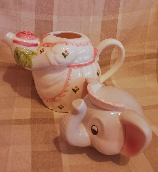 Два порцеланови чайника:"Слонче" и "В банята"