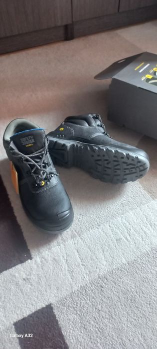 Продаю рабочие ботинки