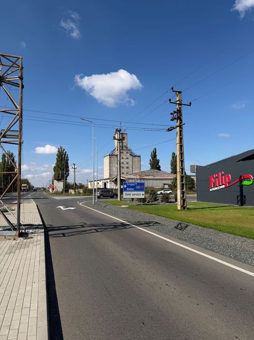 Vand sau inchiriez teren platforma de beton langa autostrada