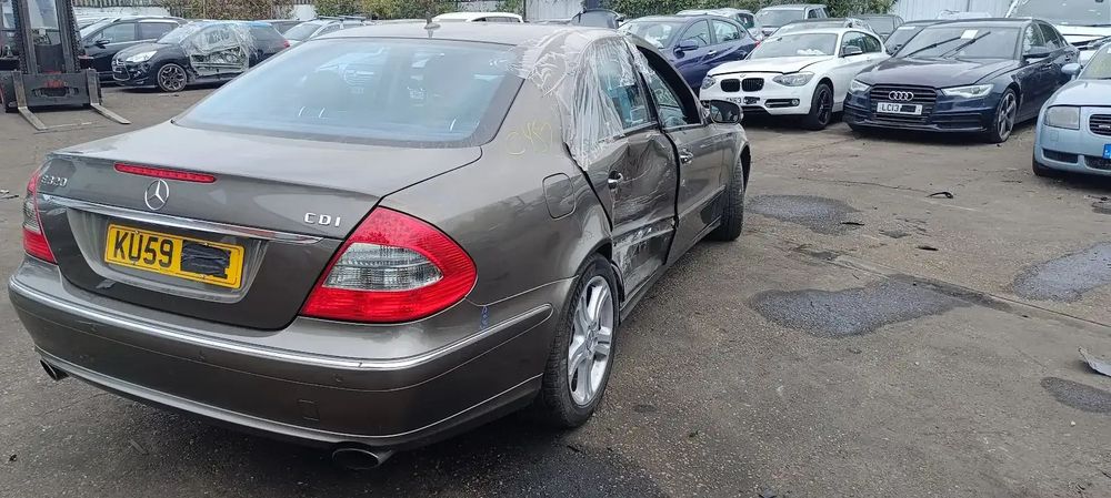 Dezmembrari / Dezmembrez E320 (W211) 45690 cutie viteze automată cod culoare 963 (MANUFAKTUR gri indium - vopsea metalizată)