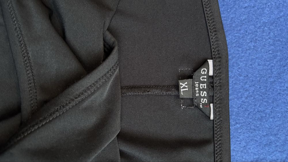 Рокля Guess, “малка черна рокля”