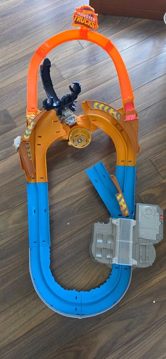 Продавам детски момчешки писти Hot Wheels
