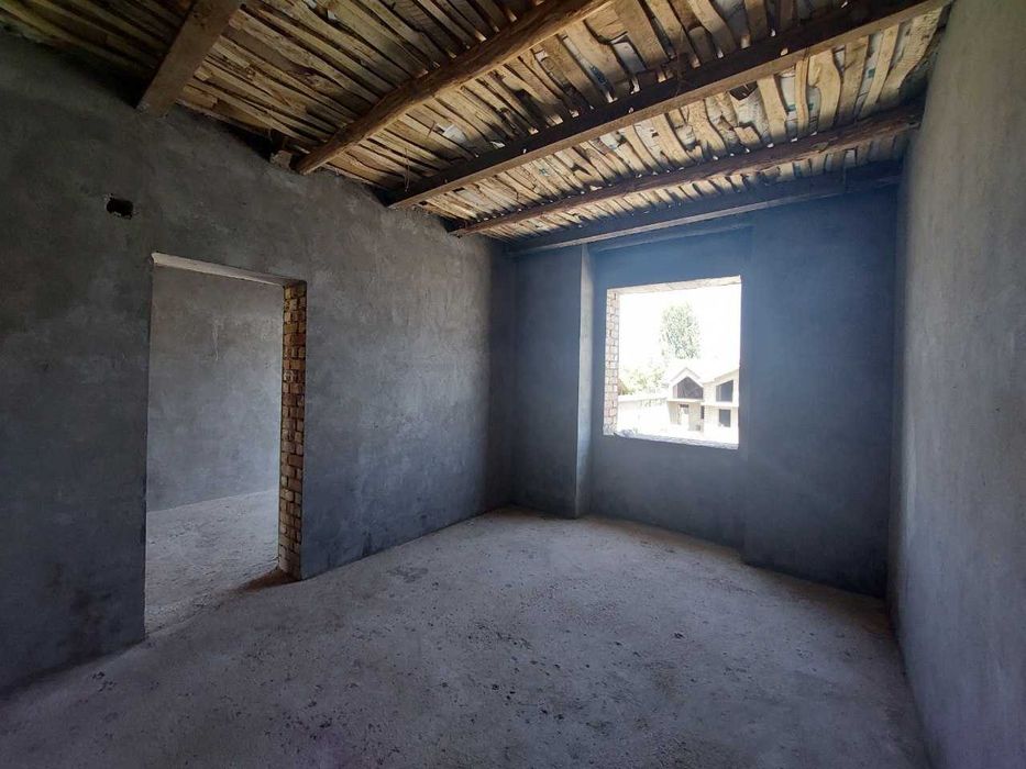 Продаётся Дом -  коробка 
3.5 соток ,8 комнат + подвал