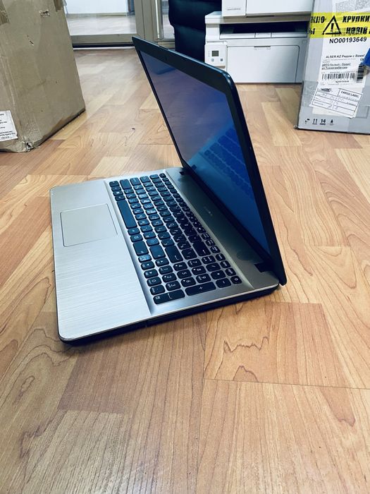 Продам ноутбук i7-7500