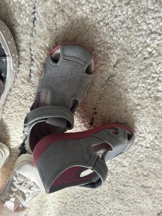 5 чифта обувки.