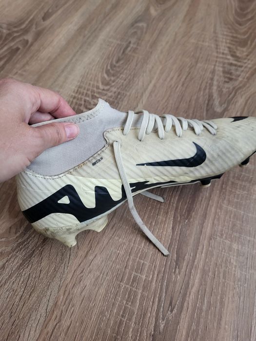 Ghete de fotbal      ..